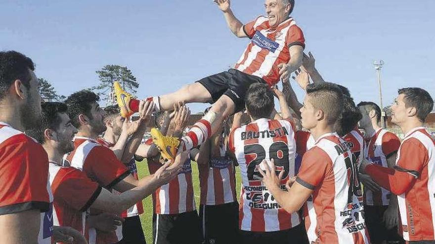 Toda la plantilla del Céltiga manteó a Janeiro. // Nioé Parga