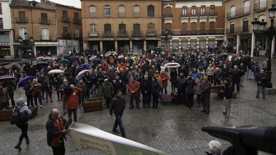 Un momento de la concentración en la Plaza Mayor de Benavente.