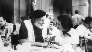 Hemingway, en una terraza de Pamplona durante los Sanfermines. 