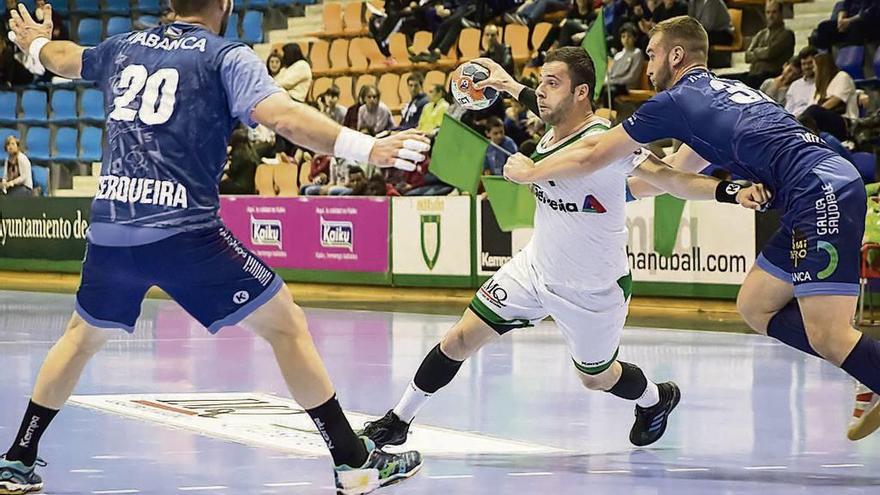 Cerqueira y Mitic defienden a un jugador del Anaitasuna en el duelo de ayer. // Jesús Caso/Diario de Navarra