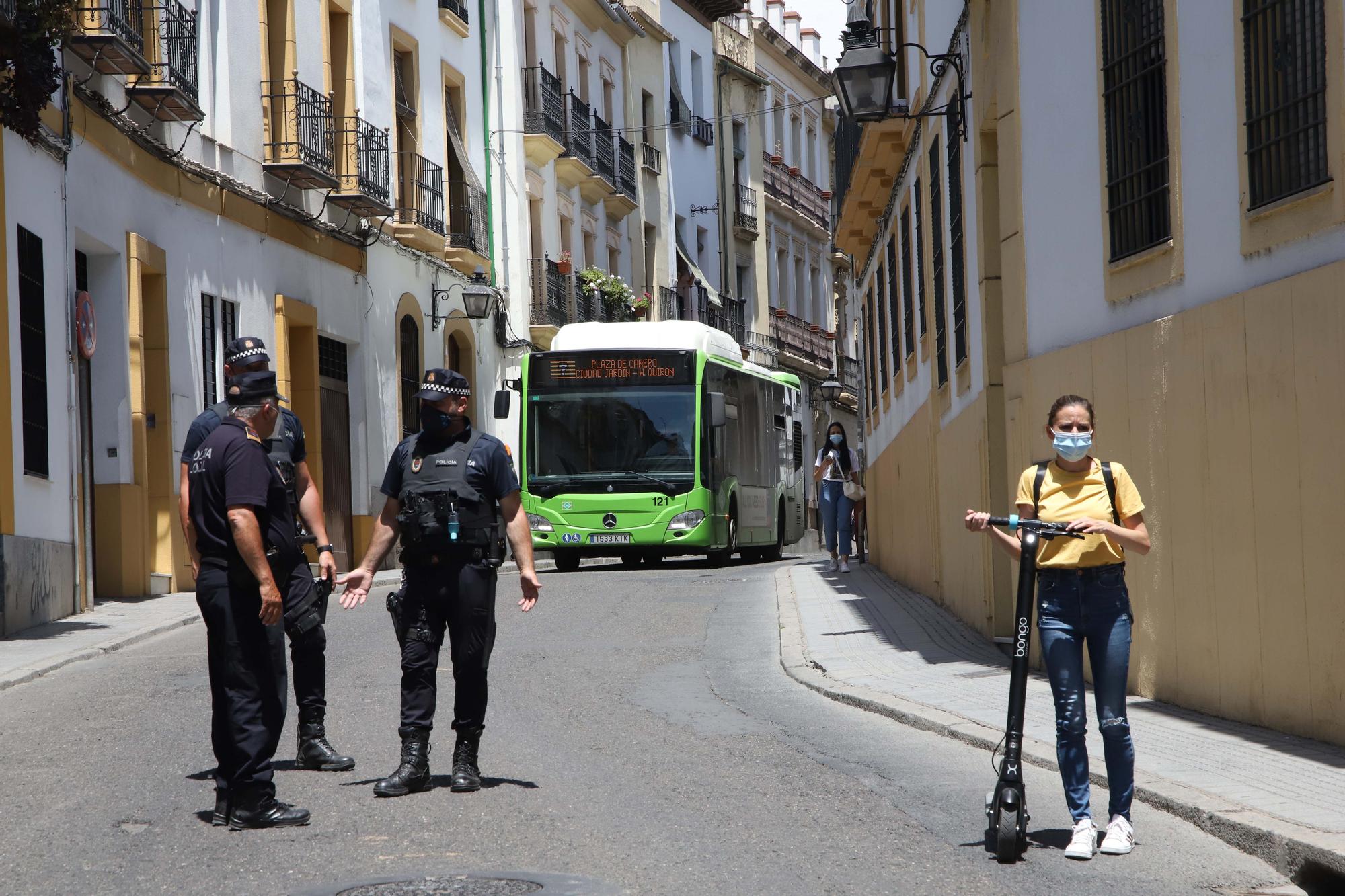 Vecinos del casco histórico cortan la calle San Fernando contra el "vaciado de residentes"