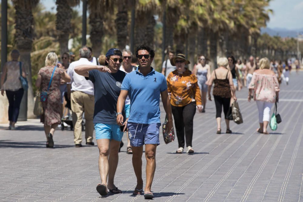 Visitantes y residentes combaten el calor