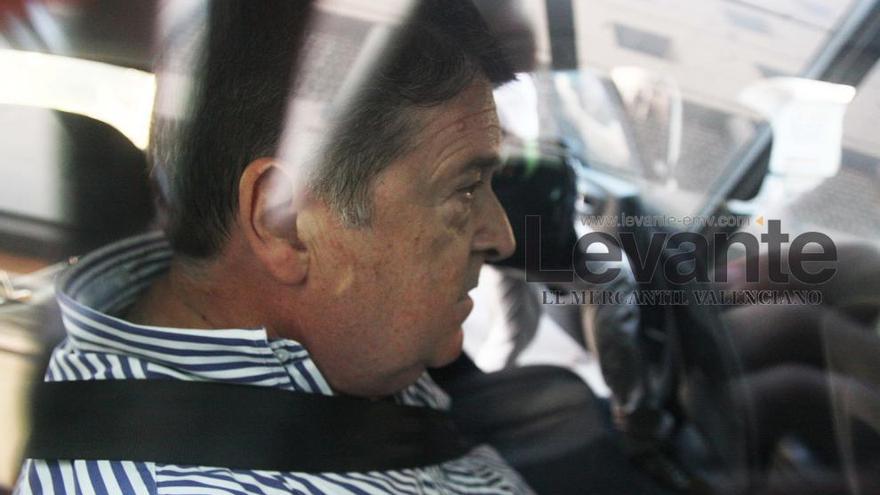 José Luis Olivas sale detenido del Hospital Peset donde ha sido trasladado tras sufrir una indisposición. Foto: Daniel Tortajada