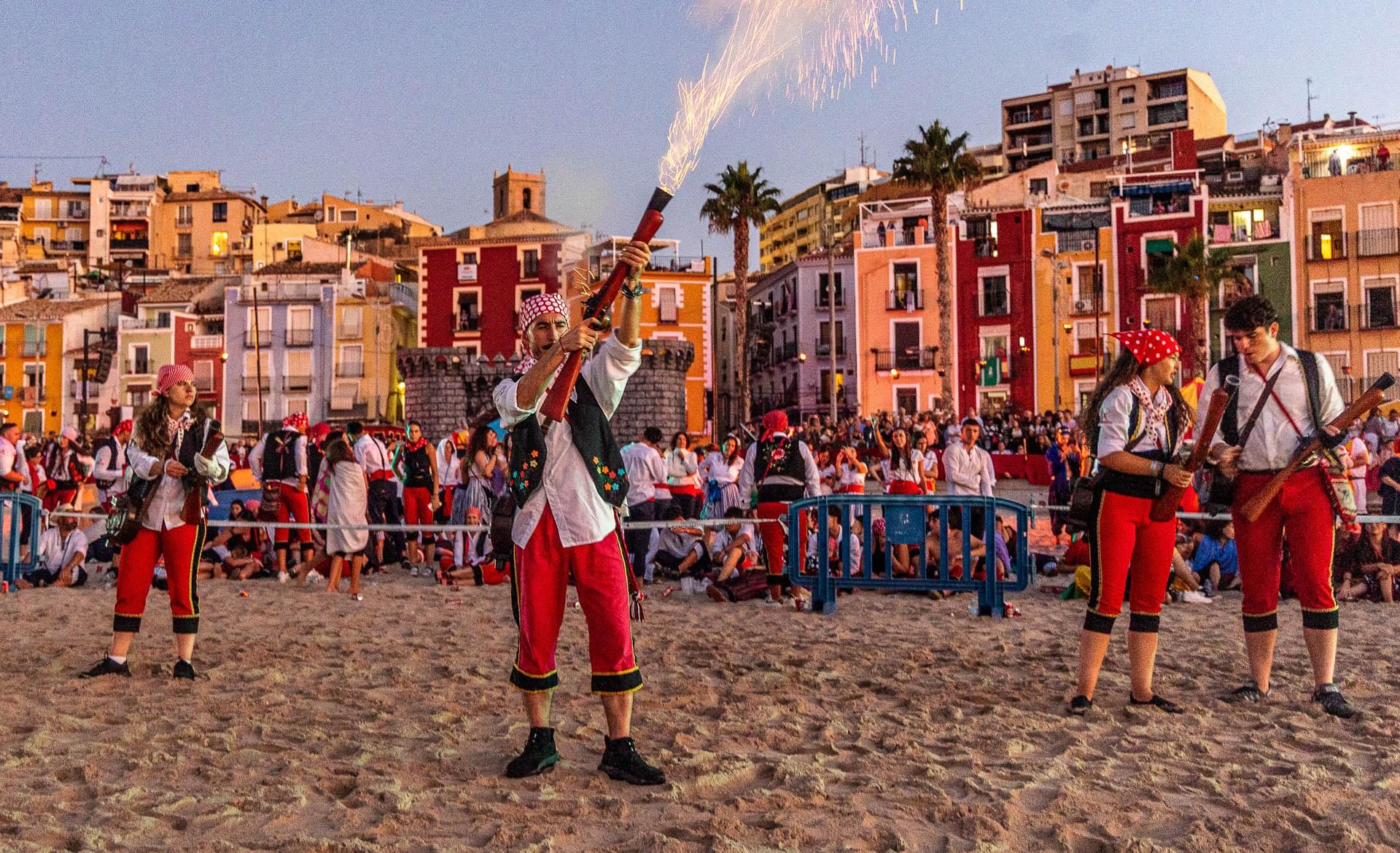 Las imágenes del Desembarco de los Moros y Cristianos de La Vila