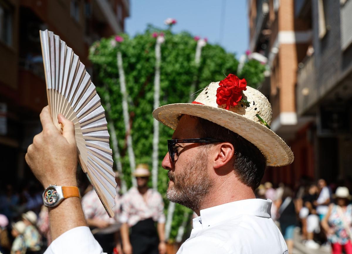 Bétera se rinde a la Rodà: confeti, pólvora y 16 Alfàbegues con nombre de mujer
