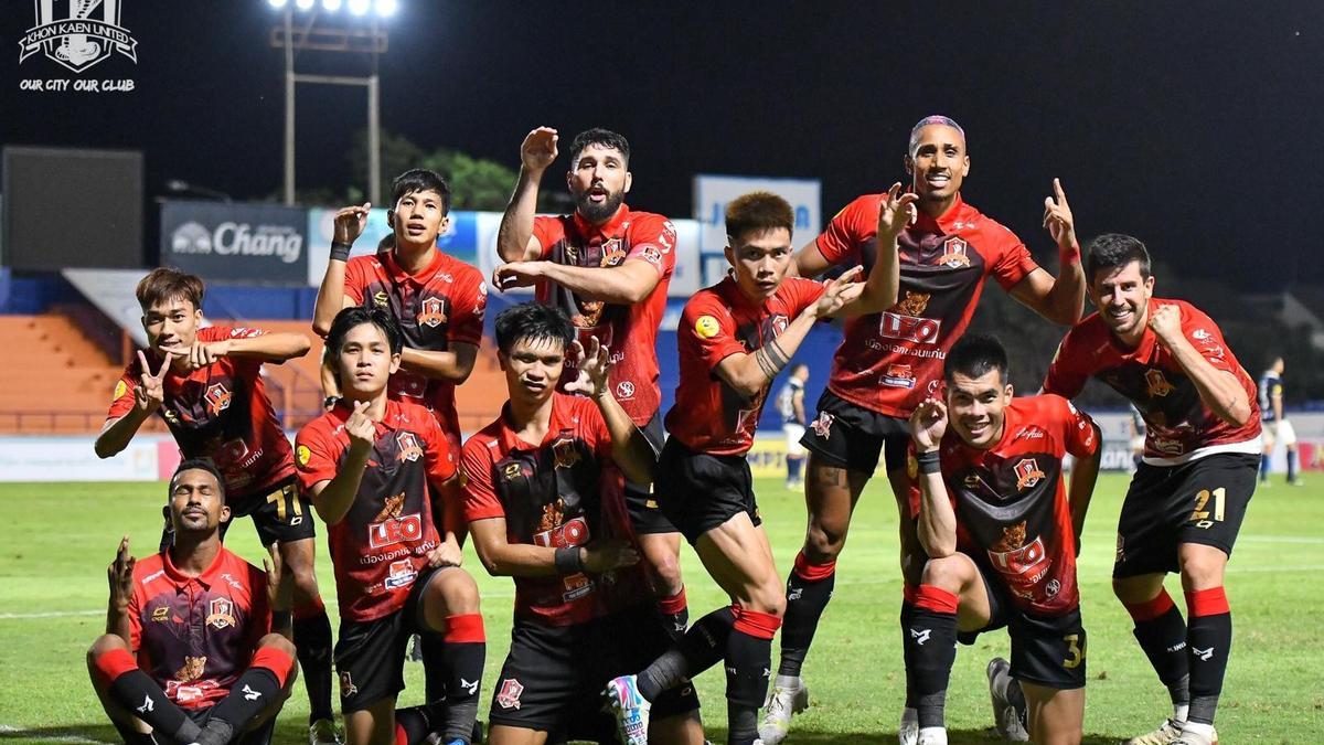 David Cuerva, a la derecha del todo, con su equipo, celebrando el ascenso.