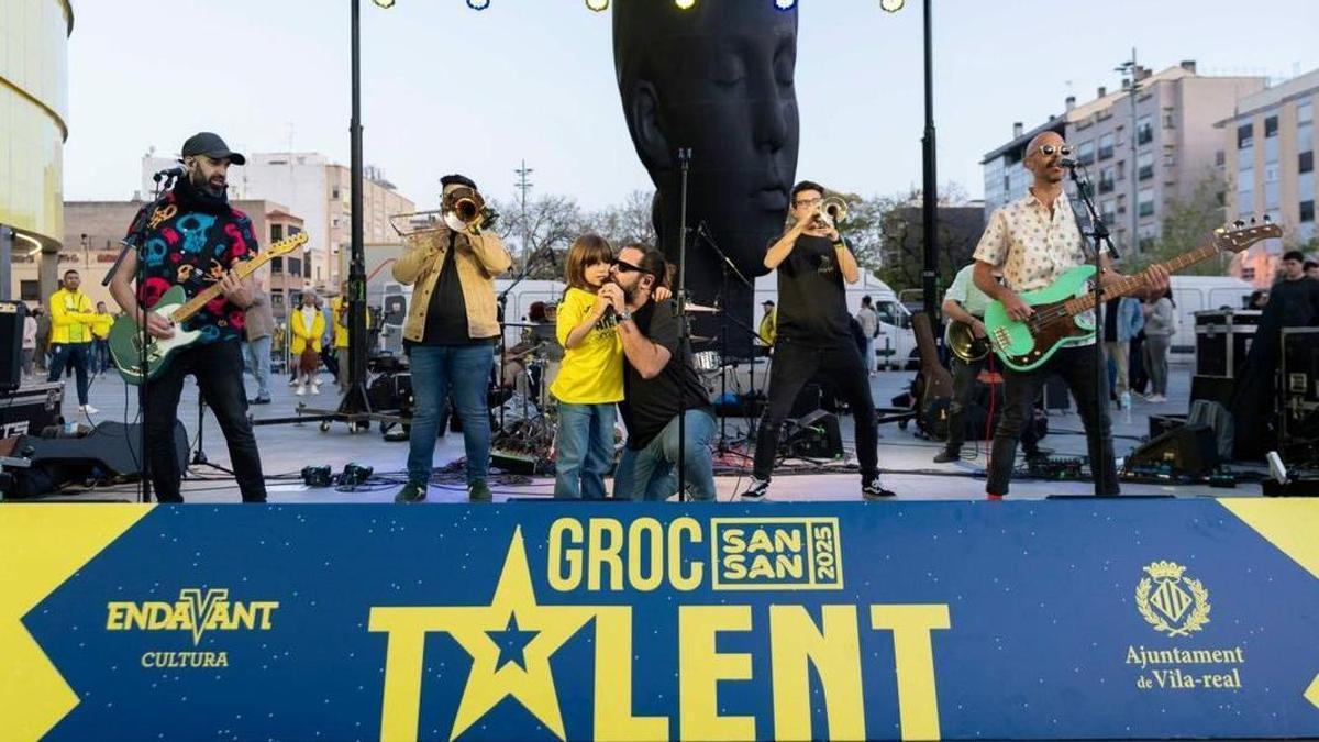 Imatge d'uns dels grups que ja han participat en el concurs Groc Talent, actuant a la Fan Zone de l'Estadi de la Ceràmica.ipants