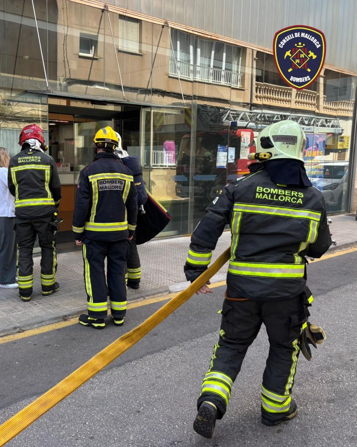 Bombers de Mallorca durante la simulación de actuación ante un fuego en el centro de salud de Porto Cristo.