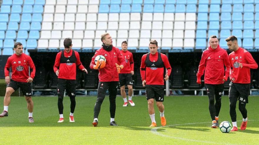 Jonny, Jozabed, Rubén Blanco, Radoja, Mallo, Aspas y Brais Méndez, ayer, en el estadio de Balaídos. // Marta G. Brea