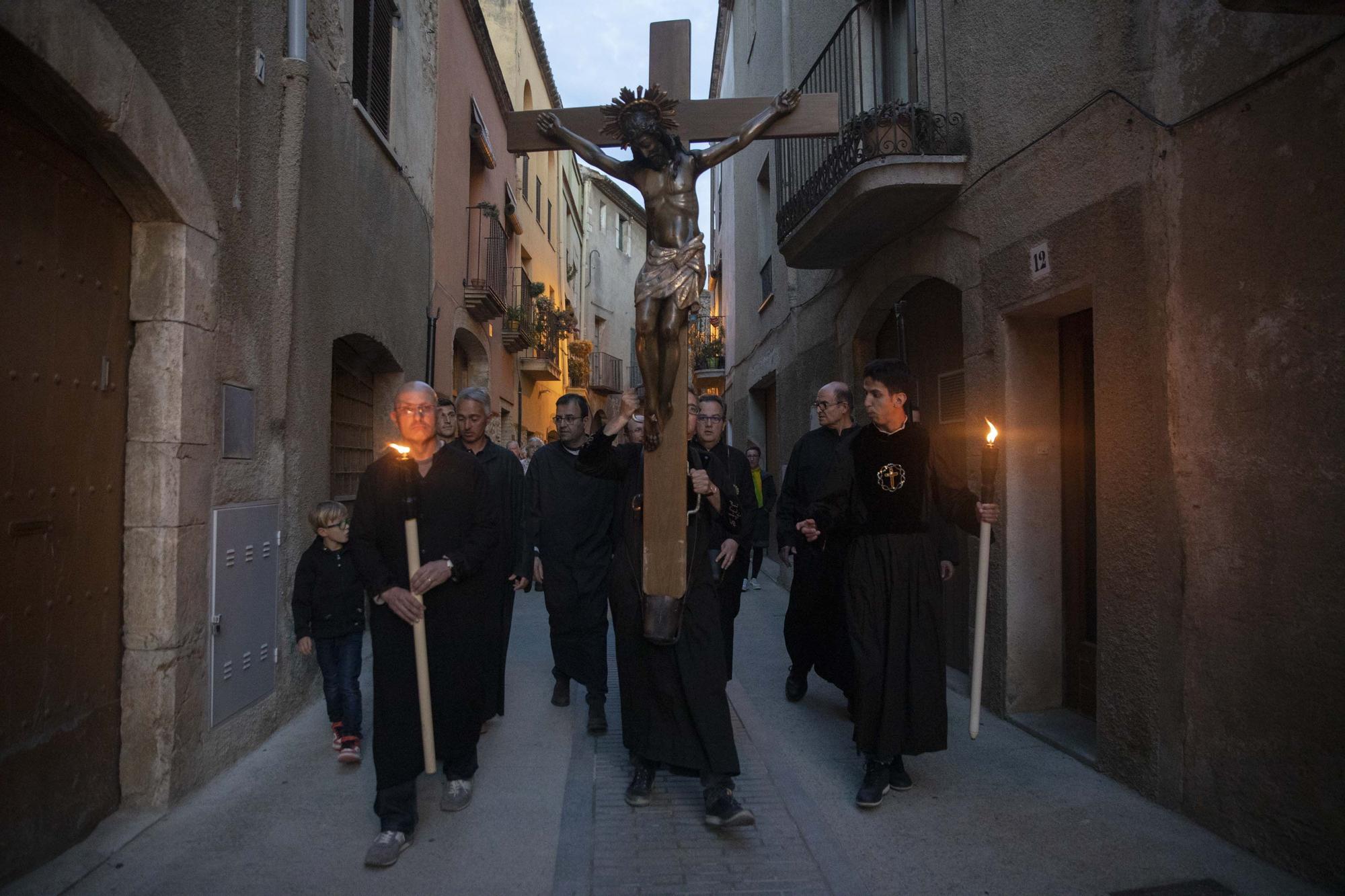 Peralada treu al Sant Crist Negre en processó invocant la pluja