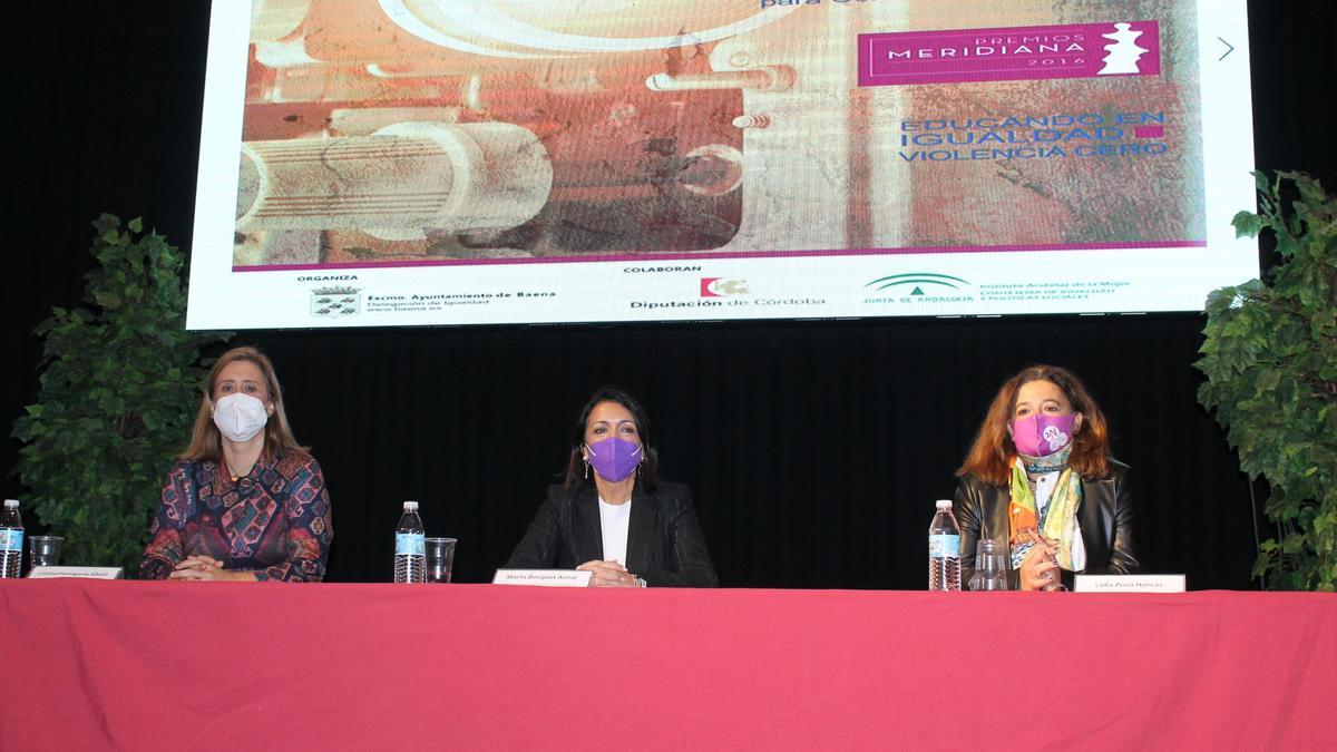 Marta Bosquet, en el centro, en la entrega de premios del certamen de cortos contra la violencia de género.
