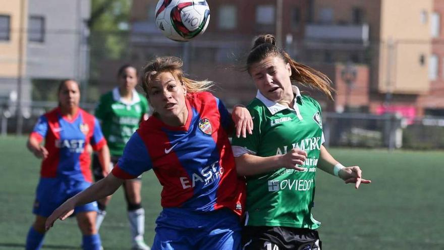 Celia, a la derecha, disputa un balón aéreo con una rival del Levante.