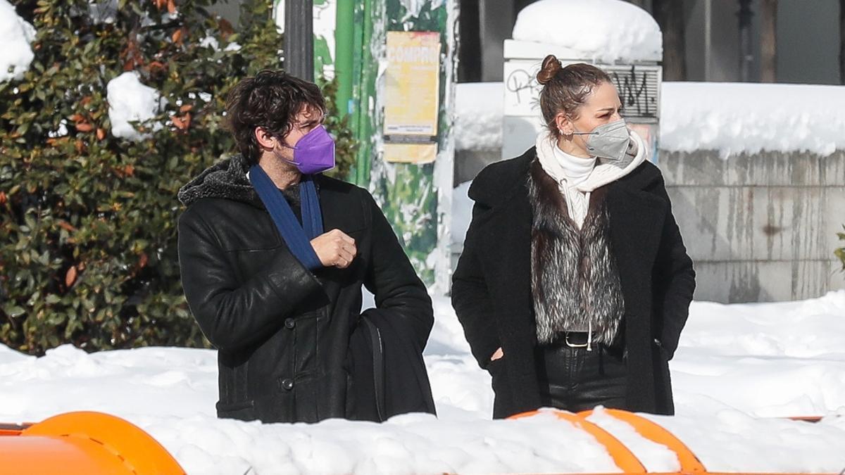 Eva González y Cayetano Rivera por las calles de Madrid