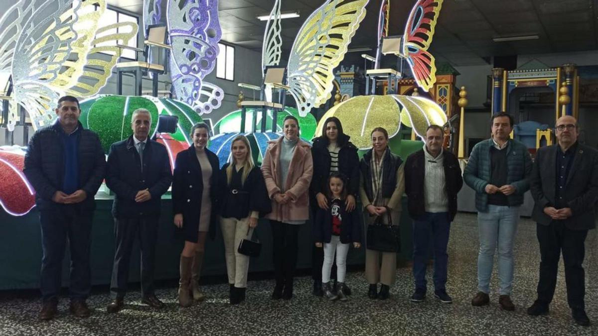 Presentación de la nueva carroza para el grupo de damas de la Virgen.