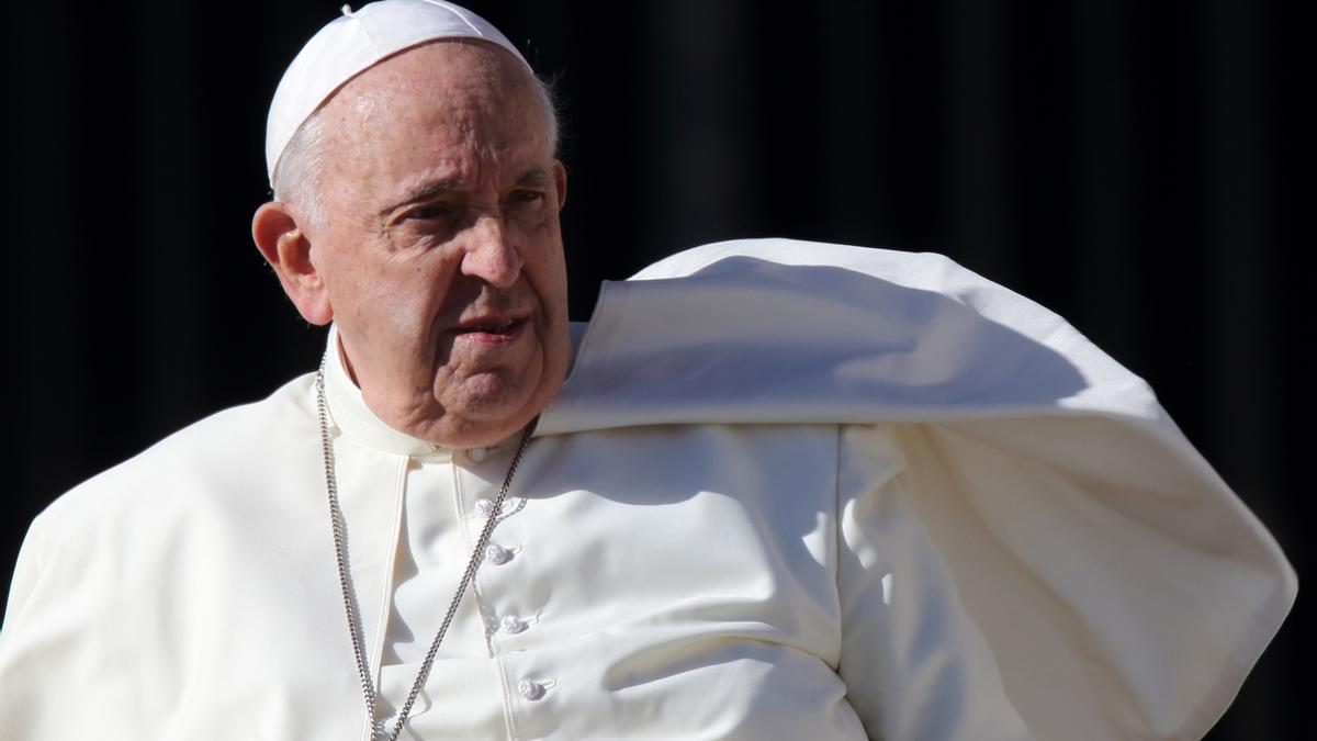 El Papa Francisco llega para asistir a su Audiencia General de los miércoles en la Plaza de San Pedro del Vaticano