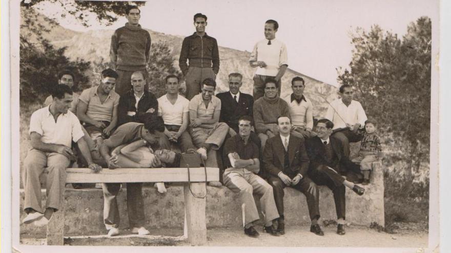 El equipo que ganó al Celta junto a su presidente Renato Bardín, concentrado un día antes del partido en Aigües