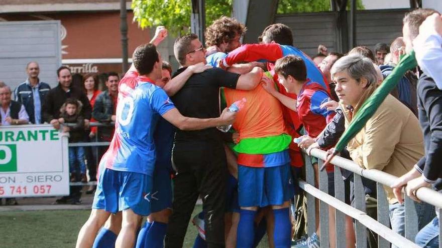 Los jugadores del Langreo celebran un tanto ante el Alcalá de Guadaira hace dos temporadas.