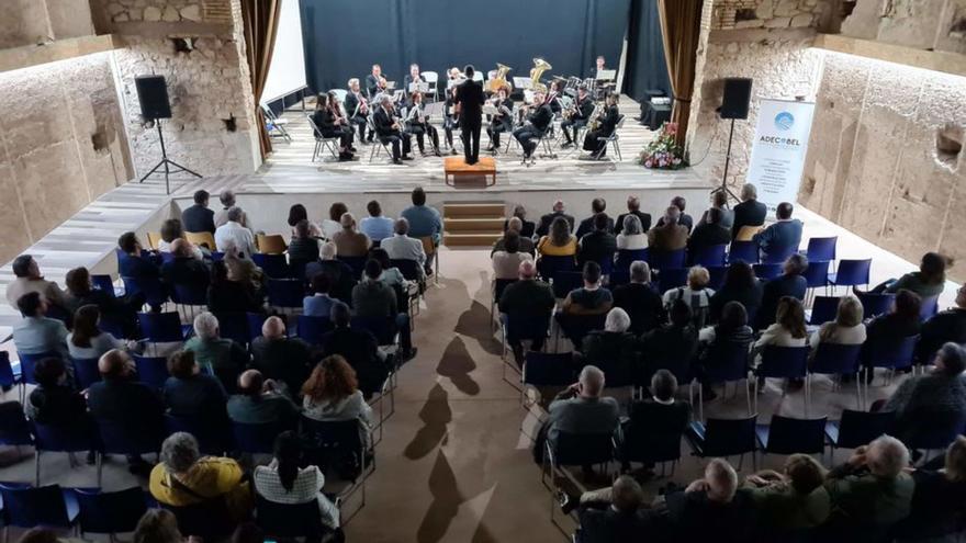 La Banda de Música de Azuara actuó en el aniversario de Adecobel.  |