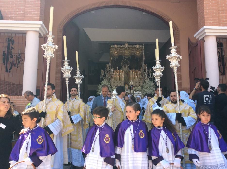 La Hermandad del Jesús Nazareno de los Pasos y María del Rocío Coronada abre los cortejos del día desde el entorno de la plaza de la Victoria