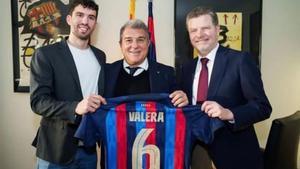 Pol Valera, Joan Laporta y Joan Solé, el directivo responsable de la sección de balonmano.