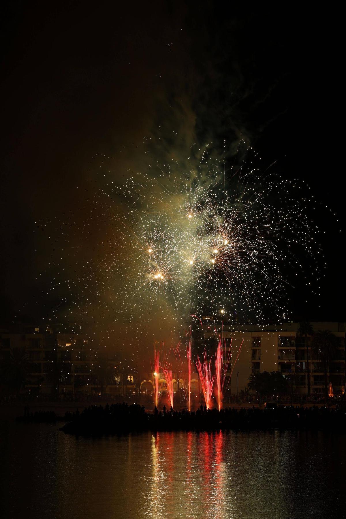 Mira aquí todas las fotos de los fuegos artificiales en ses Figueretes Mira aquí todas las fotos de los fuegos artificiales en ses Figueretes