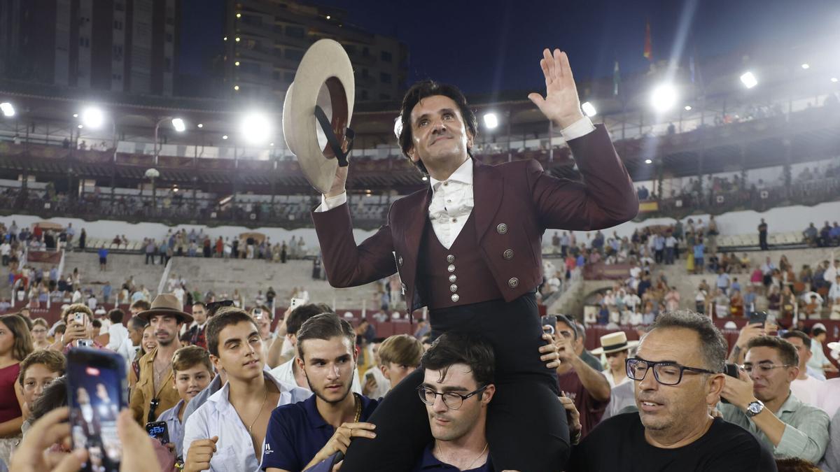 El rejoneador portugués Diego Ventura sale a hombros tras el festejo de rejones de la Feria de Málaga.