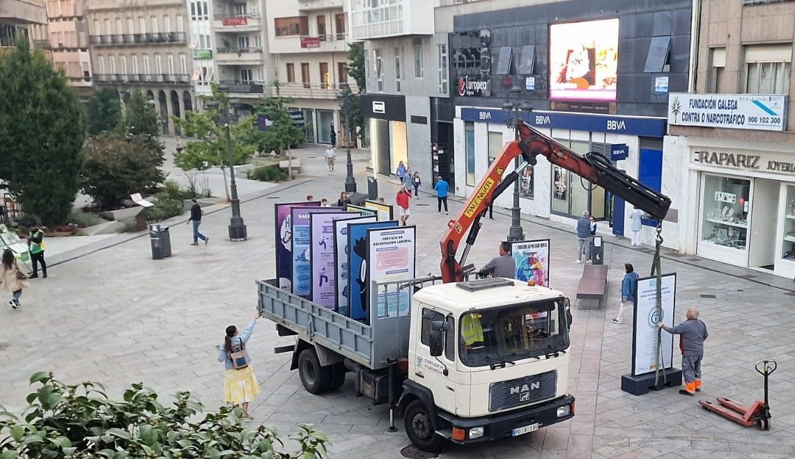 Así se montó la exposición de Lar Pro Saúde Mental, en la plaza de Galicia (Vilagarcía).