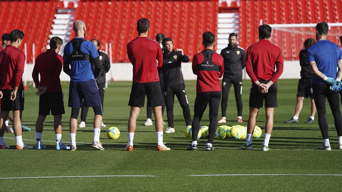 El entrenador del Almería, dirigiendo un entrenamiento
