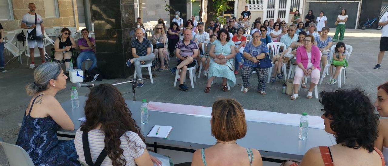La alcaldesa de Cangas, Victoria Portas (a la izquierda), con las ponentes en la conmemoración del día Esclerosis Múltiple, celebrado en la Praza das Pontes.   | // S.Á.