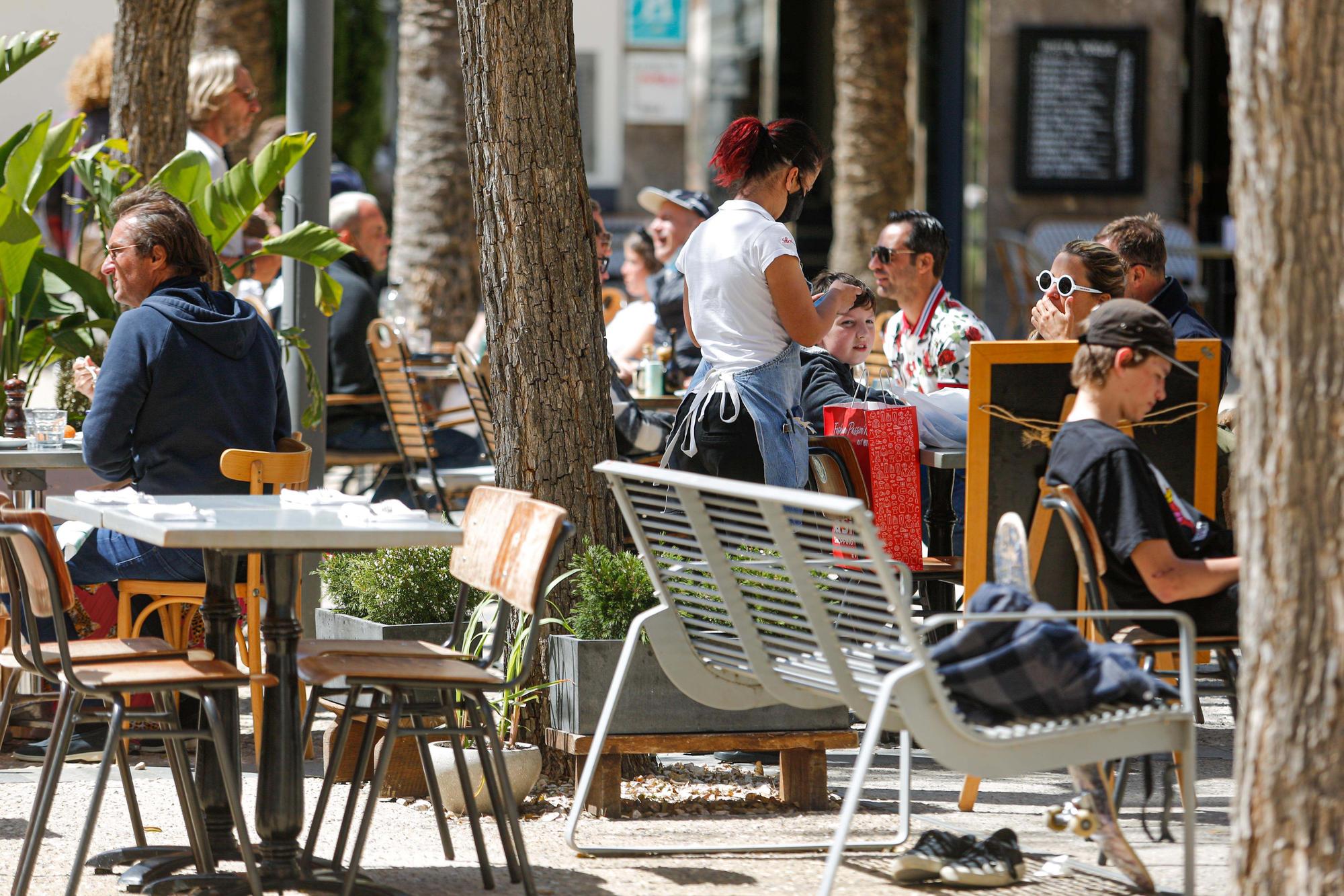 La restauración de Ibiza acusa a los  grupos hoteleros de presionar para mantener las restricciones