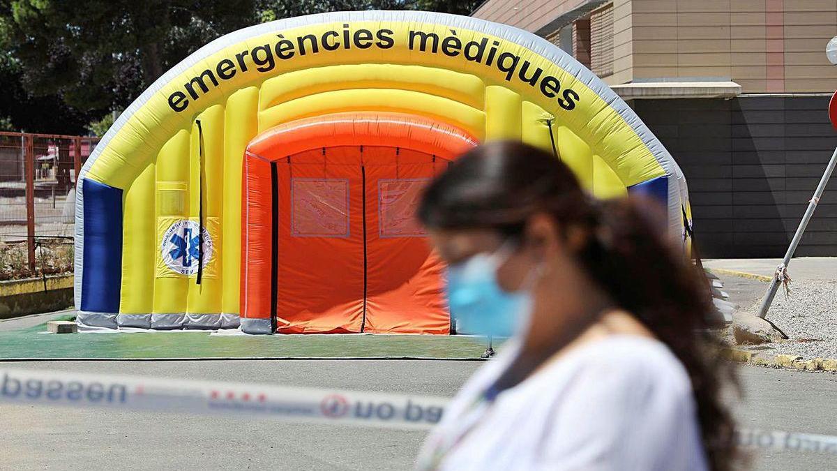 Una mujer pasa ante el hospital de campaña junto al hospital Arnau de Vilanova de Lleida, ayer.