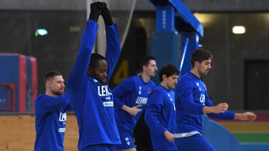 El Leyma abrió ayer las instalaciones del Palacio para que todos los aficionados pudiesen disfrutar de un entrenamiento. |  // CARLOS PARDELLAS