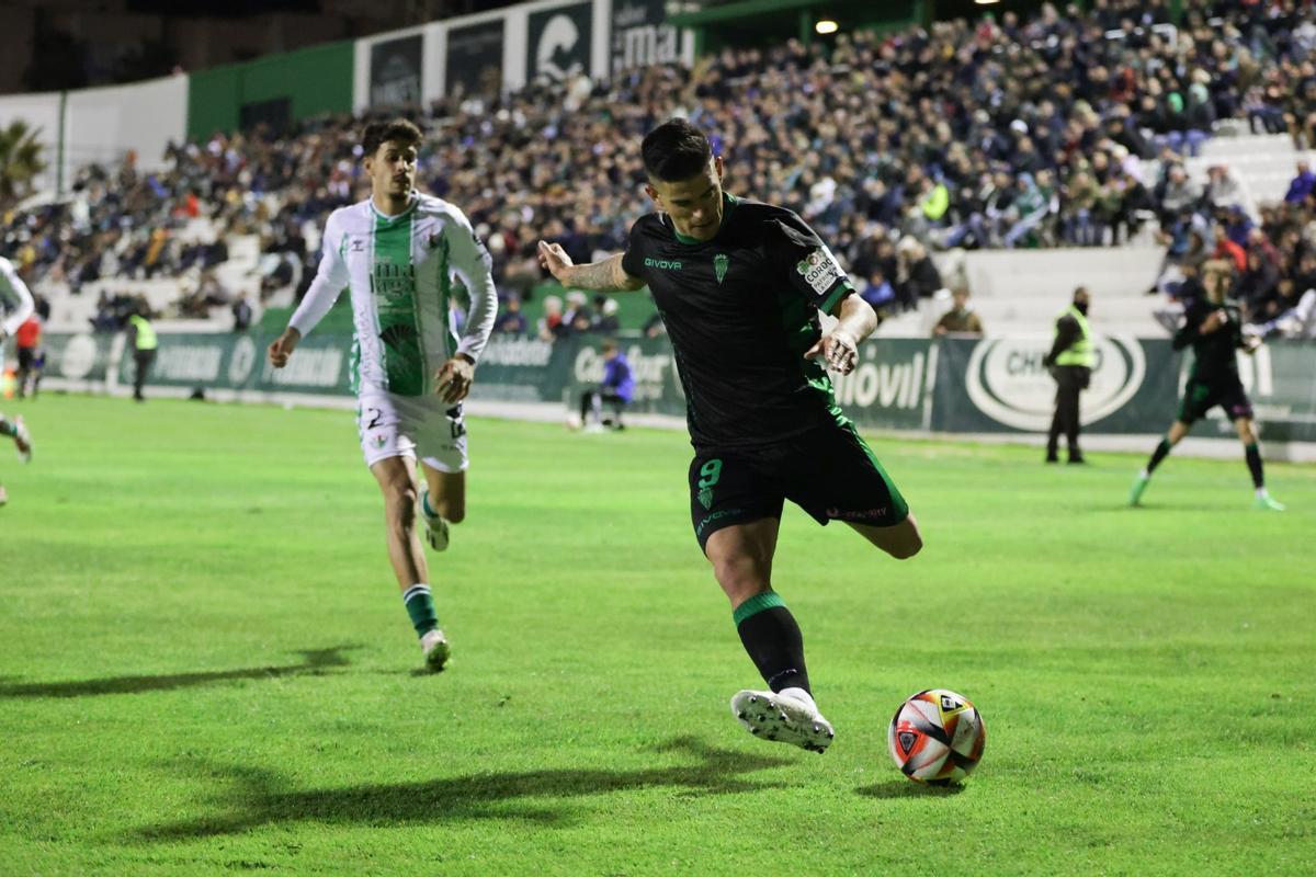 Kuki Zalazar golpea el balón durante el partido del Córdoba CF en Antequera.