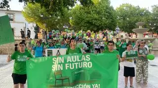 "Sin aulas, sin futuro": El IES Alameda de Utiel se manifiesta por la reconstrucción del instituto