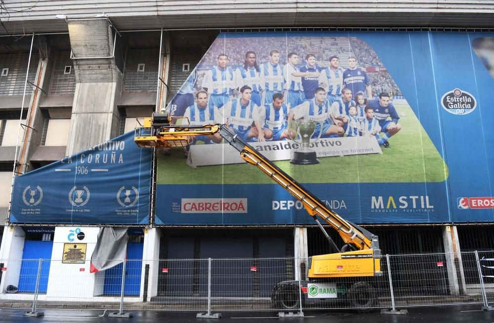 Retirada de las lonas del estadio de Riazor