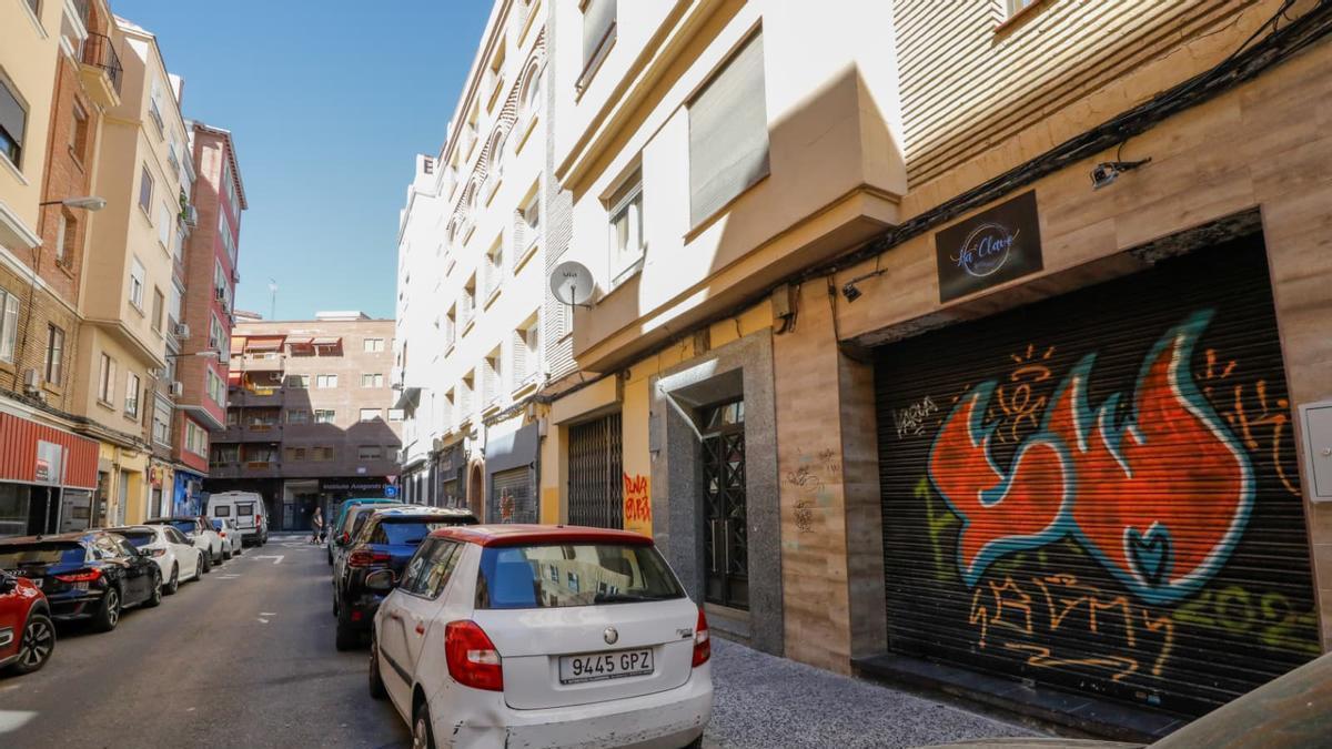 El local, con la persiana bajada, que genera los problemas en la calle Vasconia.