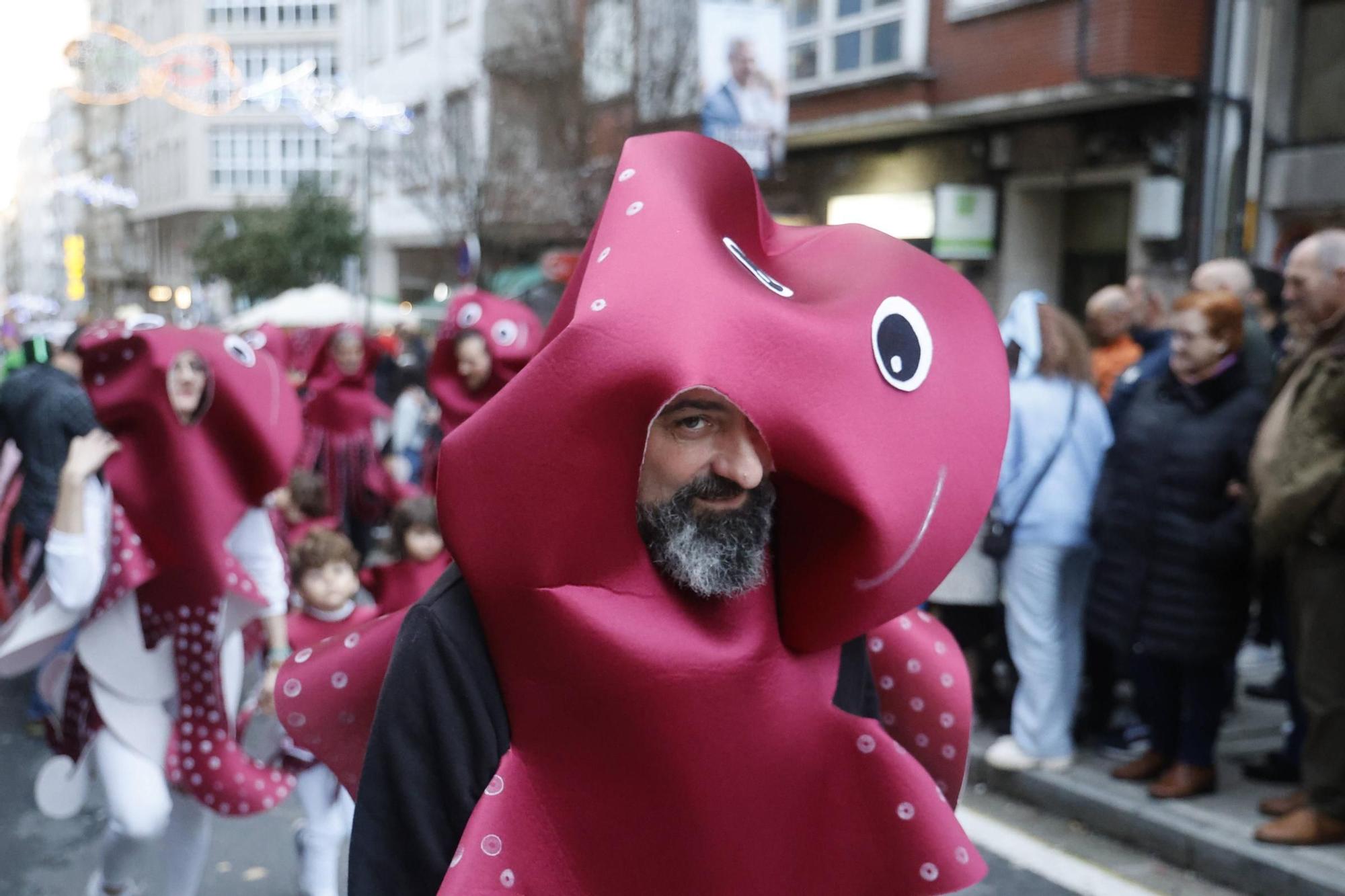 Santiago disfruta del tradicional desfile de martes de Entroido