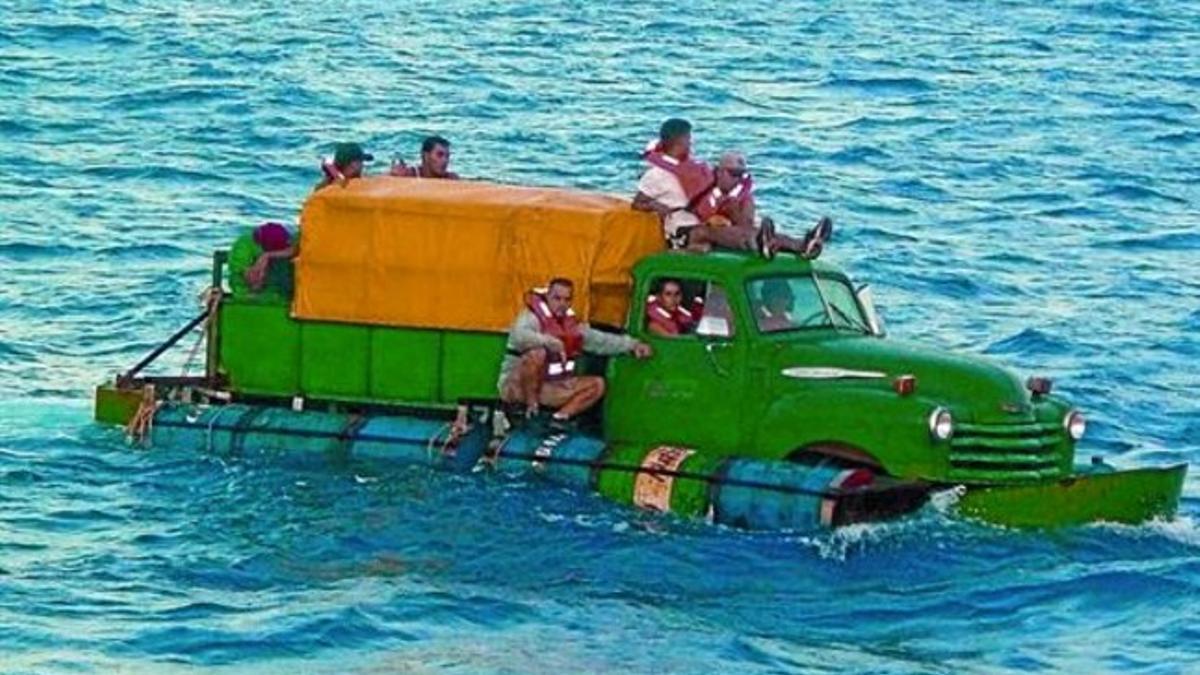 Una foto que dio la vuelta al mundo en el 2003: la huida en Chevrolet por mar.