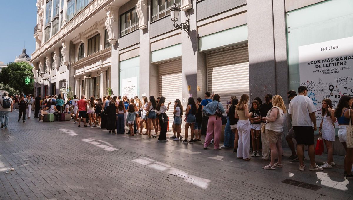 Decenas de personas esperan para comprar discos, camisetas y llaveros de Aitana.