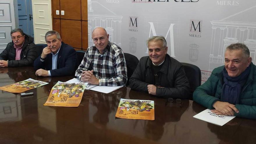 Los integrantes de Santa Bárbara, ayer, en el Ayuntamiento, con el Alcalde.