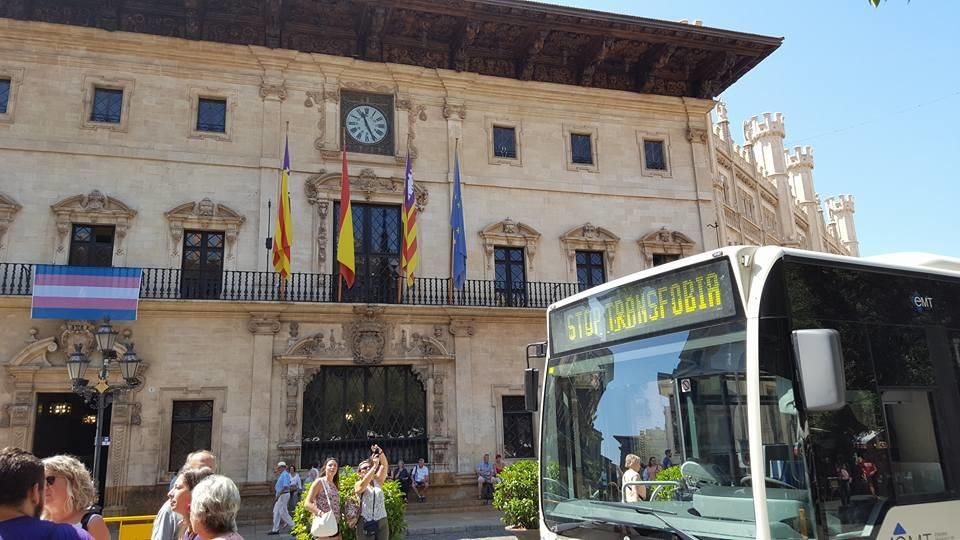 Cort muestra su compromiso en la lucha contra la transfobia