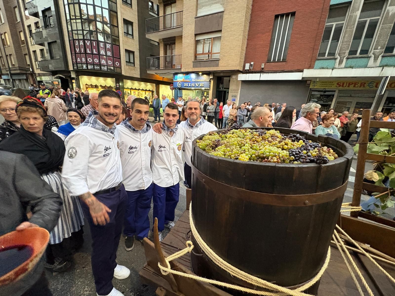 Así se vivió la recreación histórica de la pisada de la uva en la Fiesta de la Vendimia