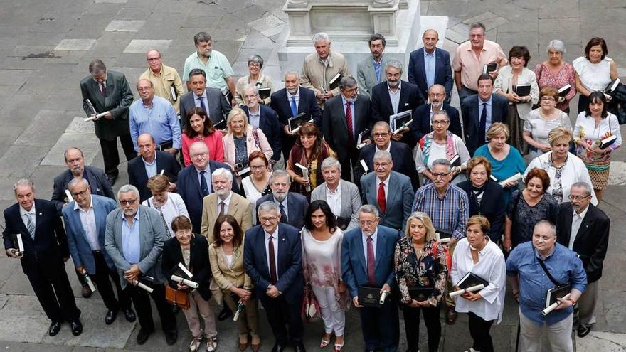 Los galardonados con las insignias de oro y plata de la institución, con autoridades, en el patio del edificio histórico de la Universidad.