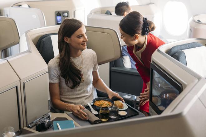 Durante todo el vuelo, los viajeros tienen a su disposición todo tipo de bebidas y aperitivos.