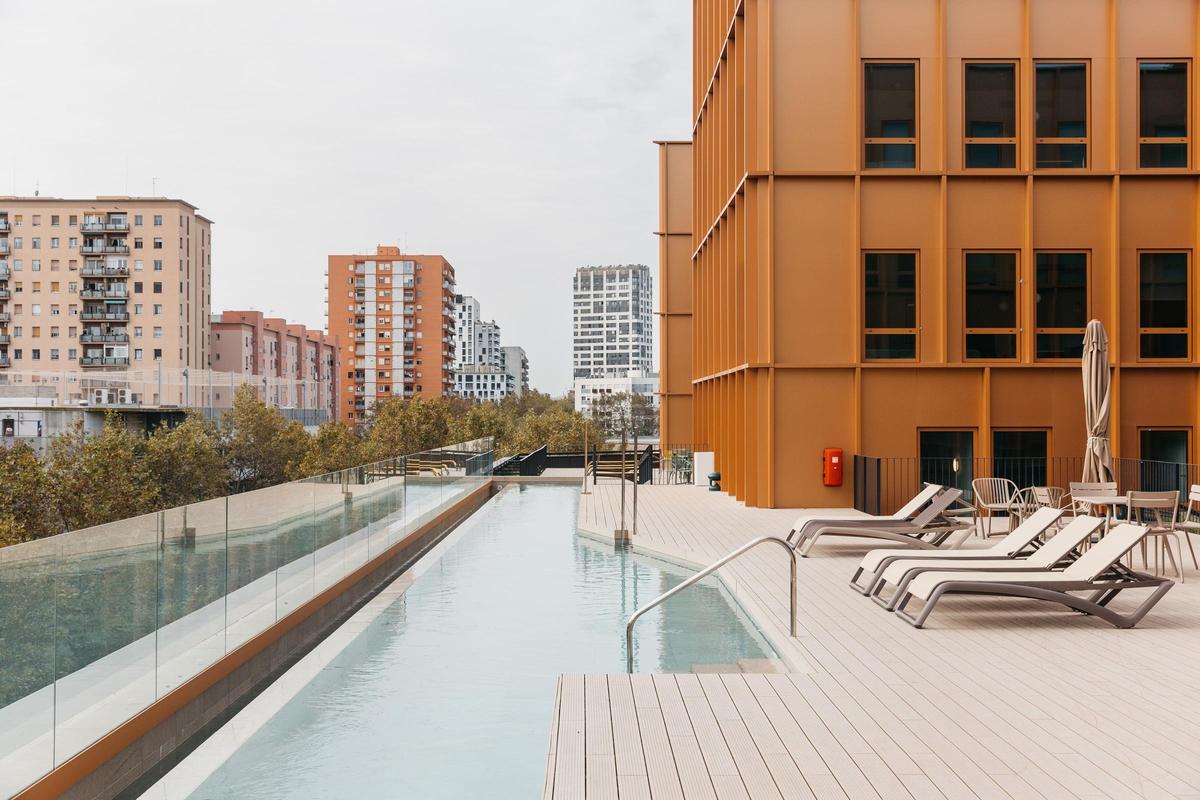 Imagen de la piscina de Aparto Barcelona Pallars.