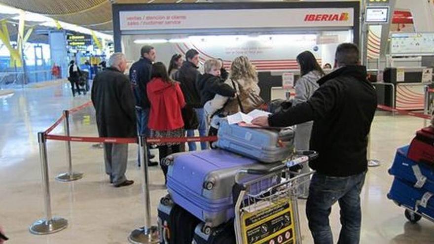 Empleados de Iberia se concentran en todos los aeropuertos este viernes