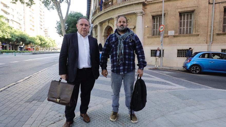 Toni Estela ratifica en el juzgado su denuncia por las agresiones sexuales a niños en Nazaret en los años 80