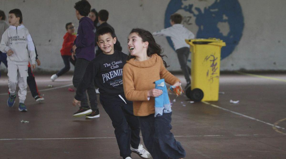 Los alumnos del CEIP Filomena Dato persiguen a los compadres. | IÑAKI  OSORIO