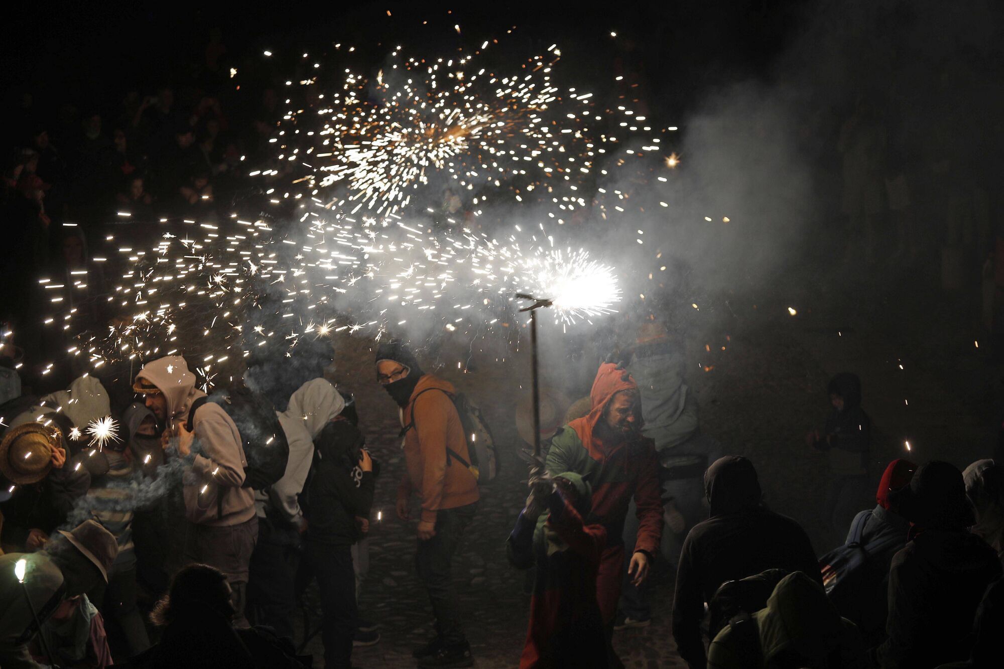 Girona. Plaça Sant Domenec. Correfoc infantil amb els Trons de l'Onyar. Fires.