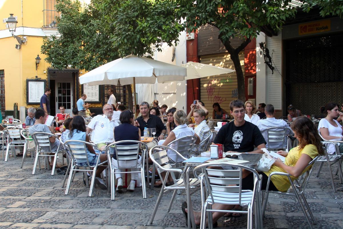 07/08/2007 Turistas en el centro de Sevilla.El Ayuntamiento y las asociaciones de hosteleros y de vecinos han constituido este lunes la Comisión de Veladores y Terrazas de Sevilla con el objetivo primordial de debatir sobre estos recursos fundamentales para la actividad turística de la ciudad, aunque compatibilizándolos con la movilidad de las personas y el derecho al descanso y al disfrute del viario público.POLITICA SEVILLA ANDALUCÍA